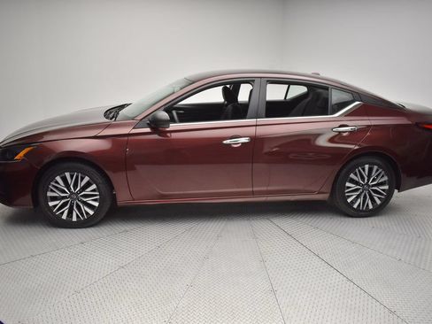 Used 2024 Nissan Altima 2.5 SV FWD image 8