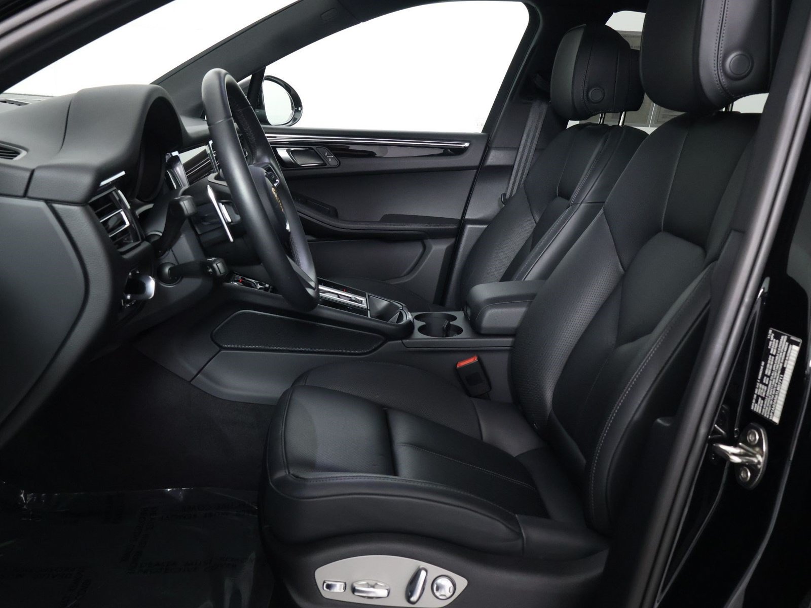 Certified 2026 Porsche Macan AWD/4WD image 5