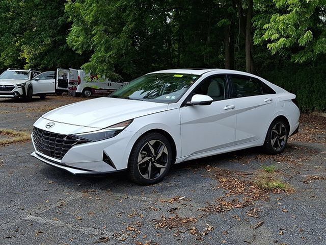 Certified 2023 Hyundai Elantra Limited w/ Cargo Package FWD image 4