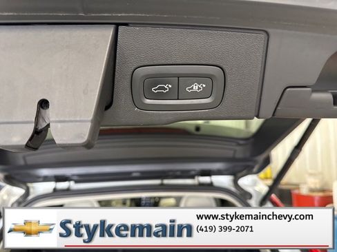 Used 2018 Volvo XC60 T6 Momentum w/ Convenience Package image 16