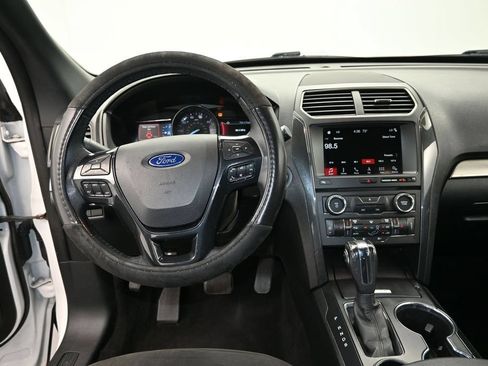 Used 2018 Ford Explorer XLT w/ Equipment Group 202A FWD image 16