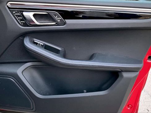 Used 2022 Porsche Macan image 21