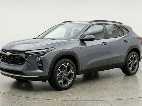 Used 2025 Chevrolet Trax LT image 3