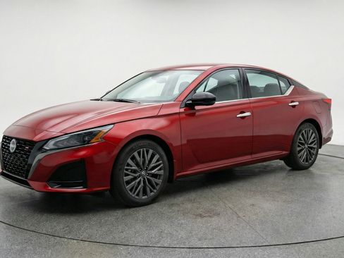 Used 2025 Nissan Altima 2.5 SV image 3
