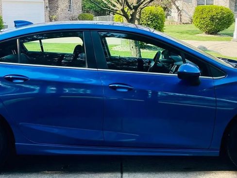 Used 2017 Chevrolet Cruze LT w/ Convenience Package image 2