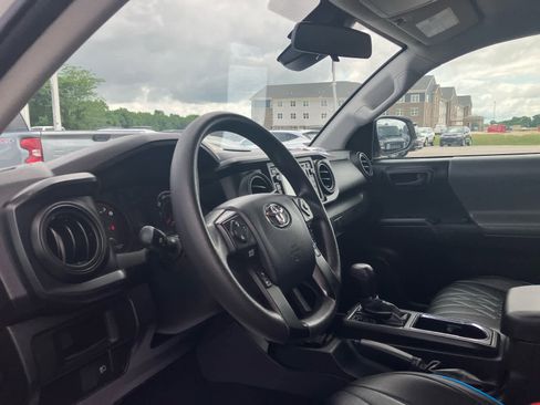 Used 2019 Toyota Tacoma SR w/ SX Package AWD/4WD image 9