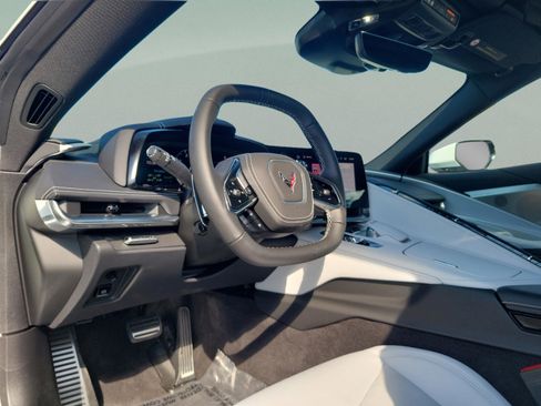 Used 2025 Chevrolet Corvette Stingray Preferred Cpe w/ 2LT image 16