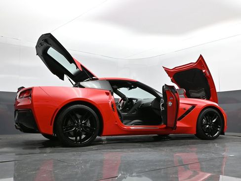 Used 2019 Chevrolet Corvette Stingray Coupe w/ Carbon Flash Badge Package image 33