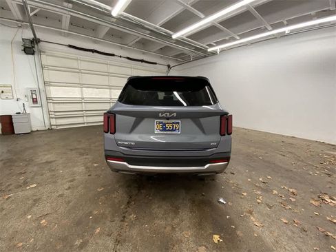 Used 2025 Kia Sorento S image 5
