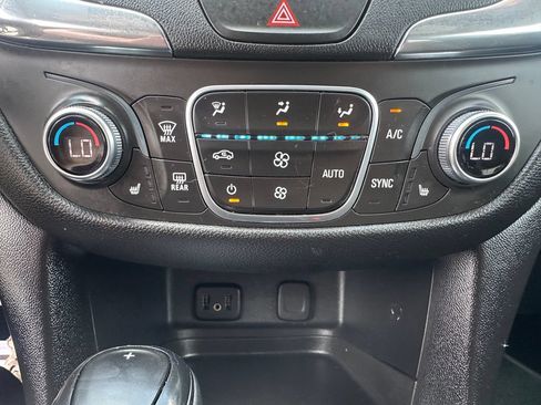 Used 2018 Chevrolet Equinox LT w/ Sun & Infotainment Package AWD/4WD image 13