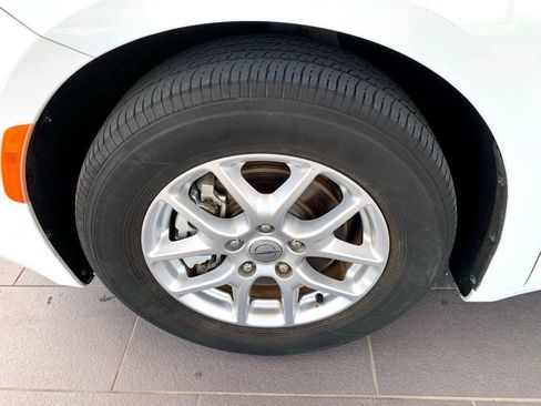 Used 2023 Chrysler Voyager LX image 9