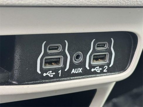 Used 2023 Chrysler Pacifica Touring-L image 6