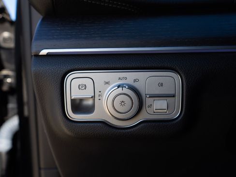 Used 2022 Mercedes-Benz GLS 450 4MATIC image 17