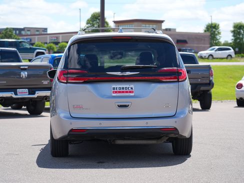 Used 2021 Chrysler Pacifica Limited AWD/4WD image 4