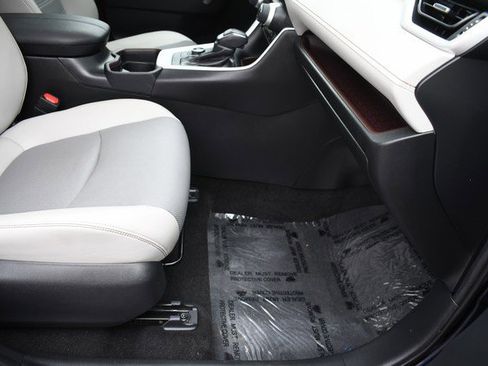 Used 2020 Toyota RAV4 Limited image 26