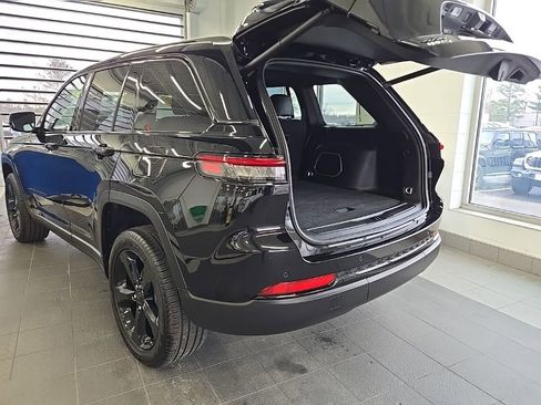 Used 2025 Jeep Grand Cherokee Limited w/ Black Appearance Package AWD/4WD image 11