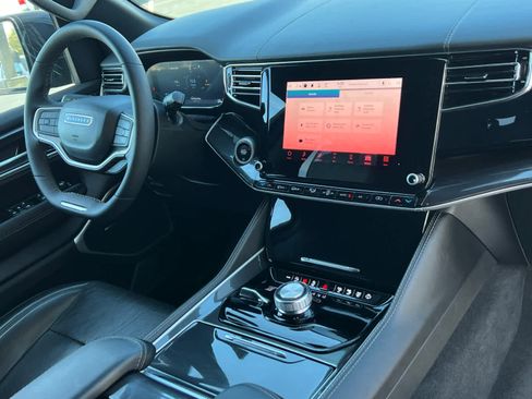 Used 2023 Jeep Wagoneer 4WD w/ Convenience Group I image 19