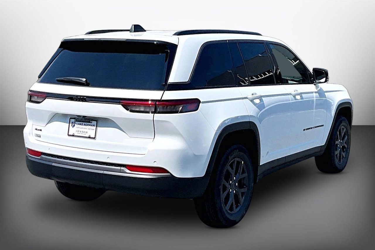 New 2027 Jeep Grand Cherokee Altitude AWD/4WD image 8
