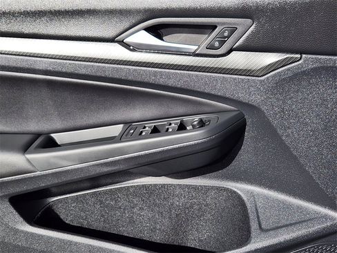 Used 2022 Volkswagen Golf R image 12