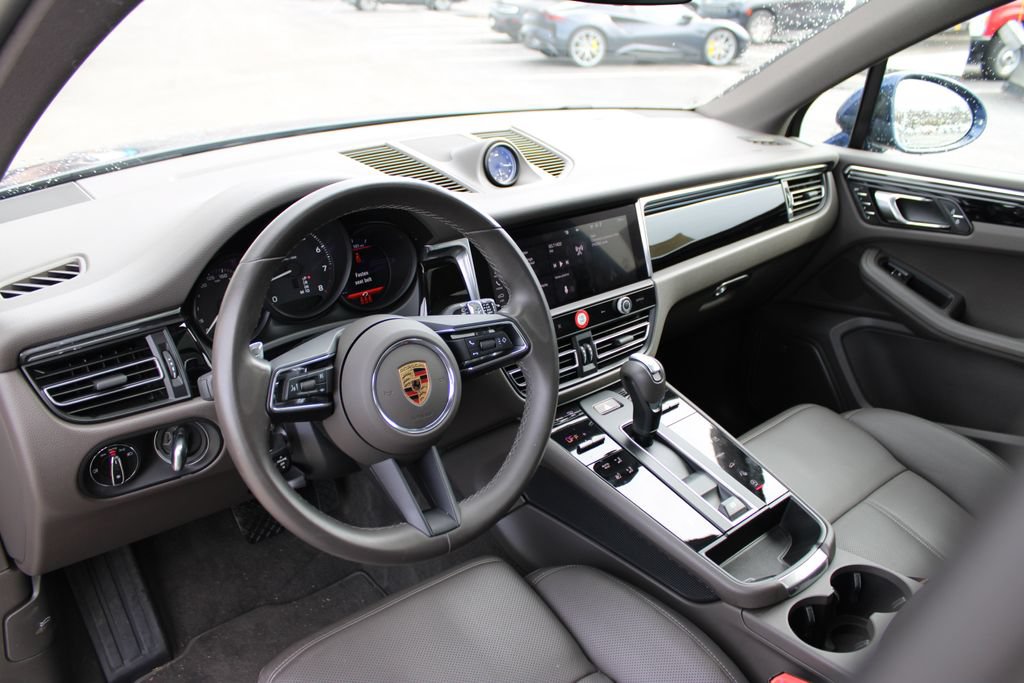 Used 2025 Porsche Macan AWD/4WD image 8