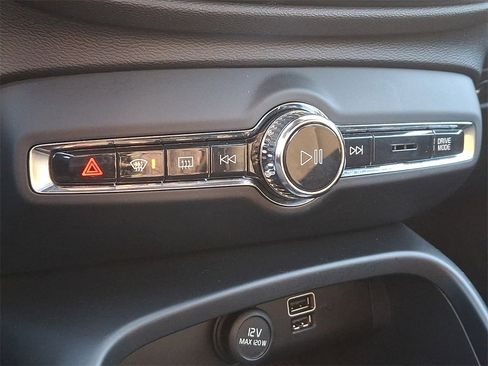 Used 2019 Volvo XC40 T5 R-Design image 16