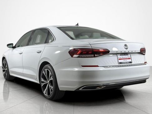 Used 2022 Volkswagen Passat 2.0T SE FWD image 3
