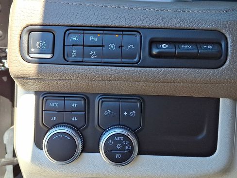 Certified 2021 GMC Yukon Denali w/ Denali Premium Package AWD/4WD image 27