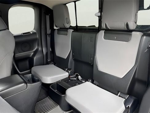 Used 2019 Toyota Tacoma SR image 5