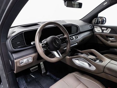 Used 2025 Mercedes-Benz GLS 580 4MATIC image 9