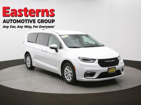 Used 2023 Chrysler Pacifica Touring-L FWD image 51