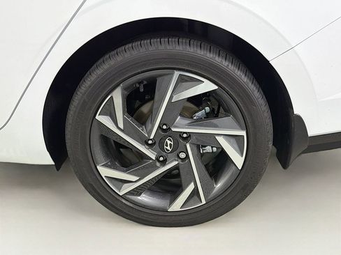 Used 2025 Hyundai Elantra SEL image 31