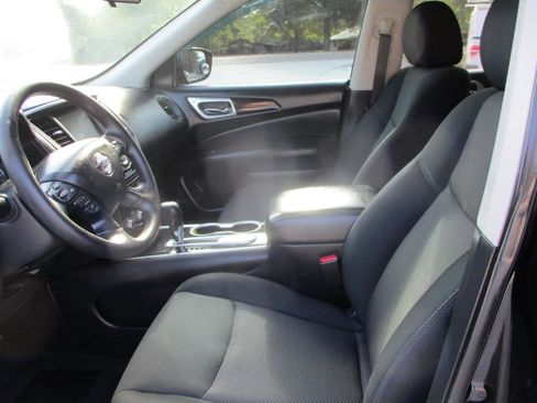 Used 2018 Nissan Pathfinder S image 16
