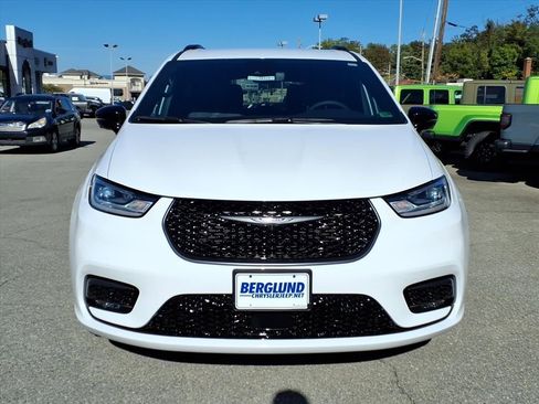 New 2026 Chrysler Pacifica Select w/ S Appearance Package image 9