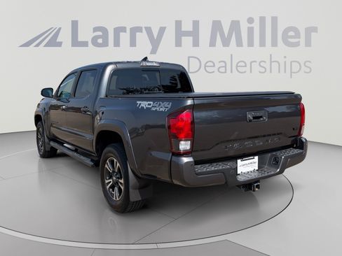 Used 2018 Toyota Tacoma TRD Sport AWD/4WD image 4