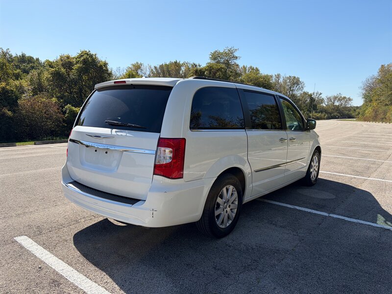 Used 2015 Chrysler Town & Country Touring w/ Driver Convenience Group FWD image 3
