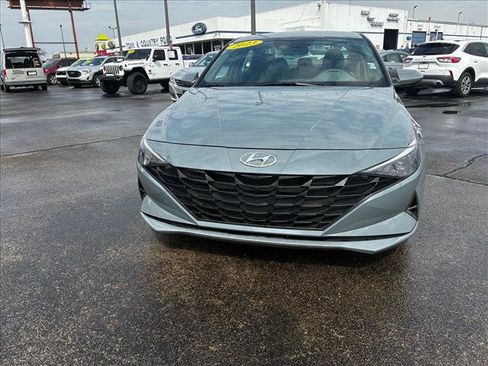 Used 2023 Hyundai Elantra SEL image 2