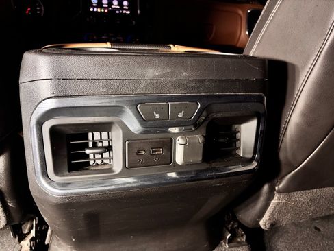 Used 2019 Chevrolet Silverado 1500 High Country w/ Technology Package AWD/4WD image 18