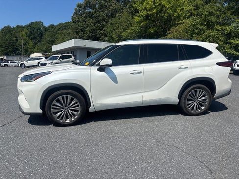 Used 2021 Toyota Highlander Platinum FWD image 3