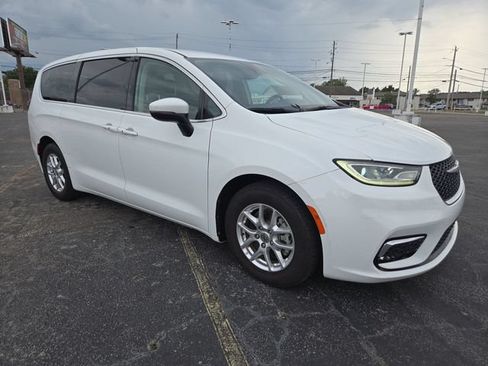 Used 2023 Chrysler Pacifica Touring-L FWD image 2