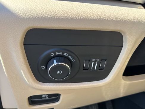 Certified 2024 Jeep Grand Cherokee Limited w/ Luxury Tech Group II image 25