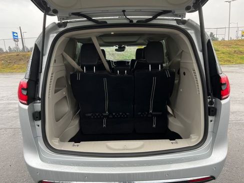 Used 2023 Chrysler Pacifica Limited image 15