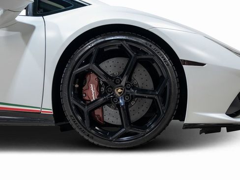 Used 2020 Lamborghini Huracan EVO image 22
