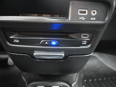 Used 2018 Chrysler Pacifica Touring-L Plus w/ Advanced Safetytec Group FWD image 18