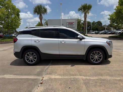 Used 2022 GMC Terrain SLT FWD image 3