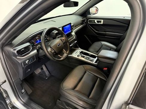 Used 2020 Ford Explorer XLT w/ Equipment Group 202A AWD/4WD image 14