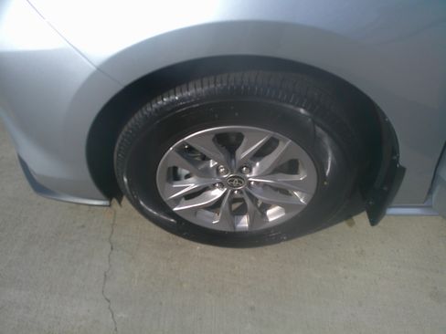 Used 2025 Toyota Sienna XLE image 16