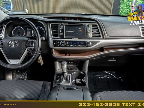 Used 2019 Toyota Highlander Plus w/ Carpet Mat Package (TMS) FWD image 21