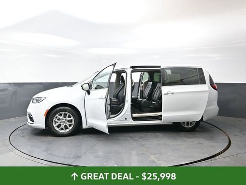 Used 2024 Chrysler Pacifica Touring-L image 59