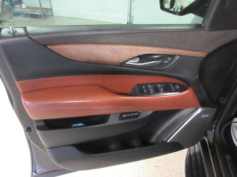 Used 2017 Cadillac Escalade Luxury AWD/4WD image 24
