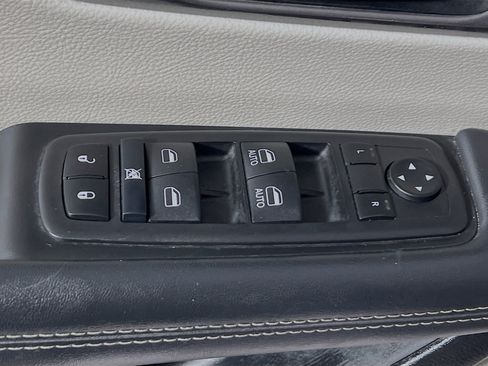 Used 2024 Chrysler Pacifica Touring-L image 17